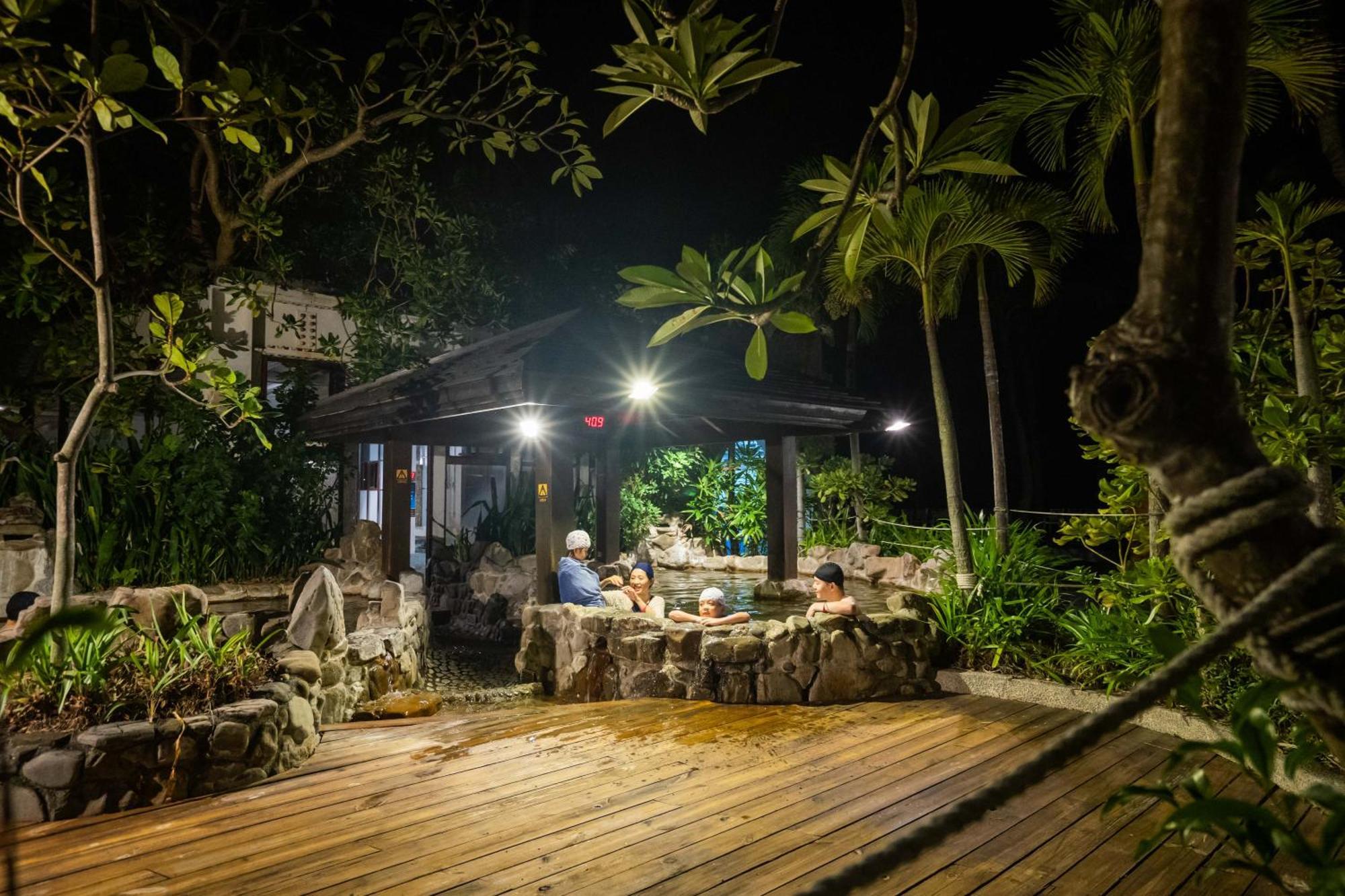 Yoho Beach Resort Kenting Хенгчун Экстерьер фото A hot spring in Taiwan