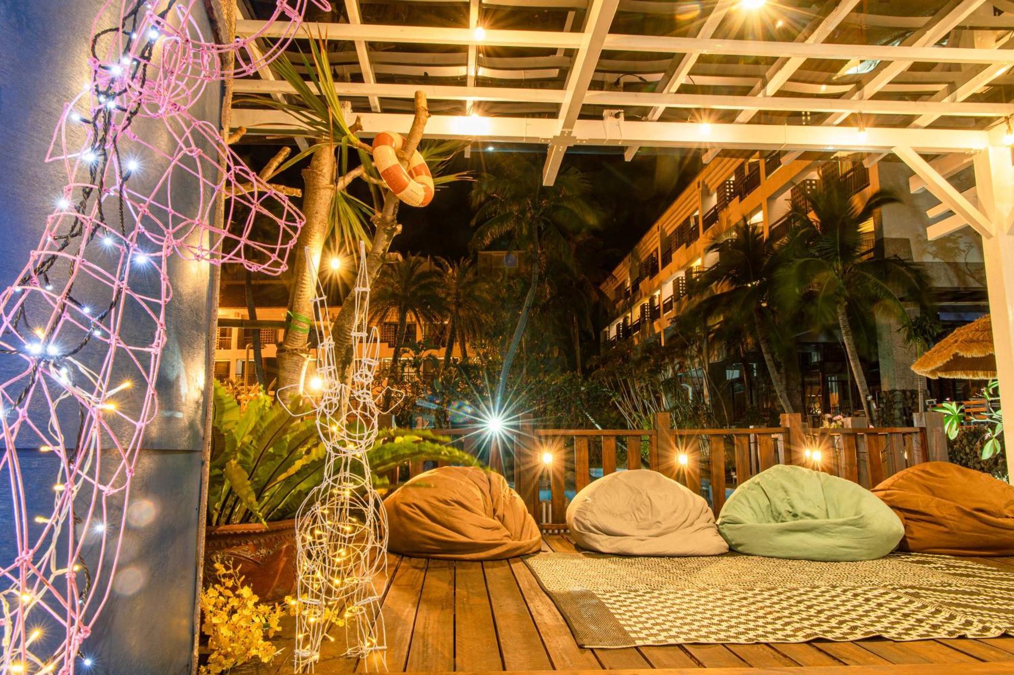 Yoho Beach Resort Kenting Хенгчун Экстерьер фото The interior of a rooftop bar in Bangkok, Thailand