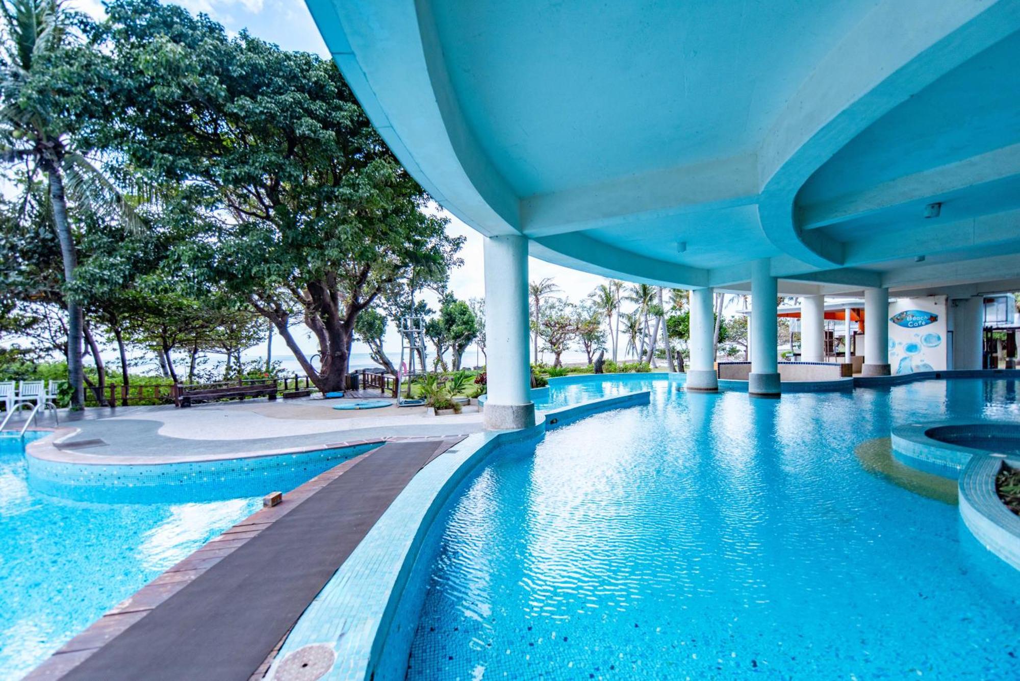 Yoho Beach Resort Kenting Хенгчун Экстерьер фото The pool at the resort